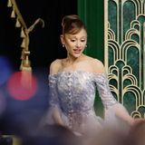 Ariana Grande im silbern schimmernden Kleid in Singapur