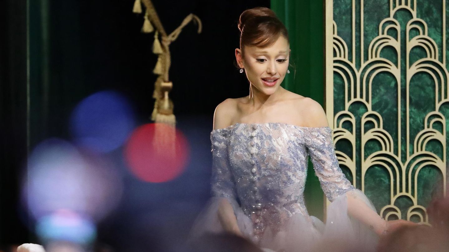 Ariana Grande im silbern schimmernden Kleid in Singapur