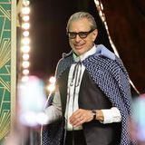 Jeff Goldbum mit bläulichem Umhang und Sonnenbrille