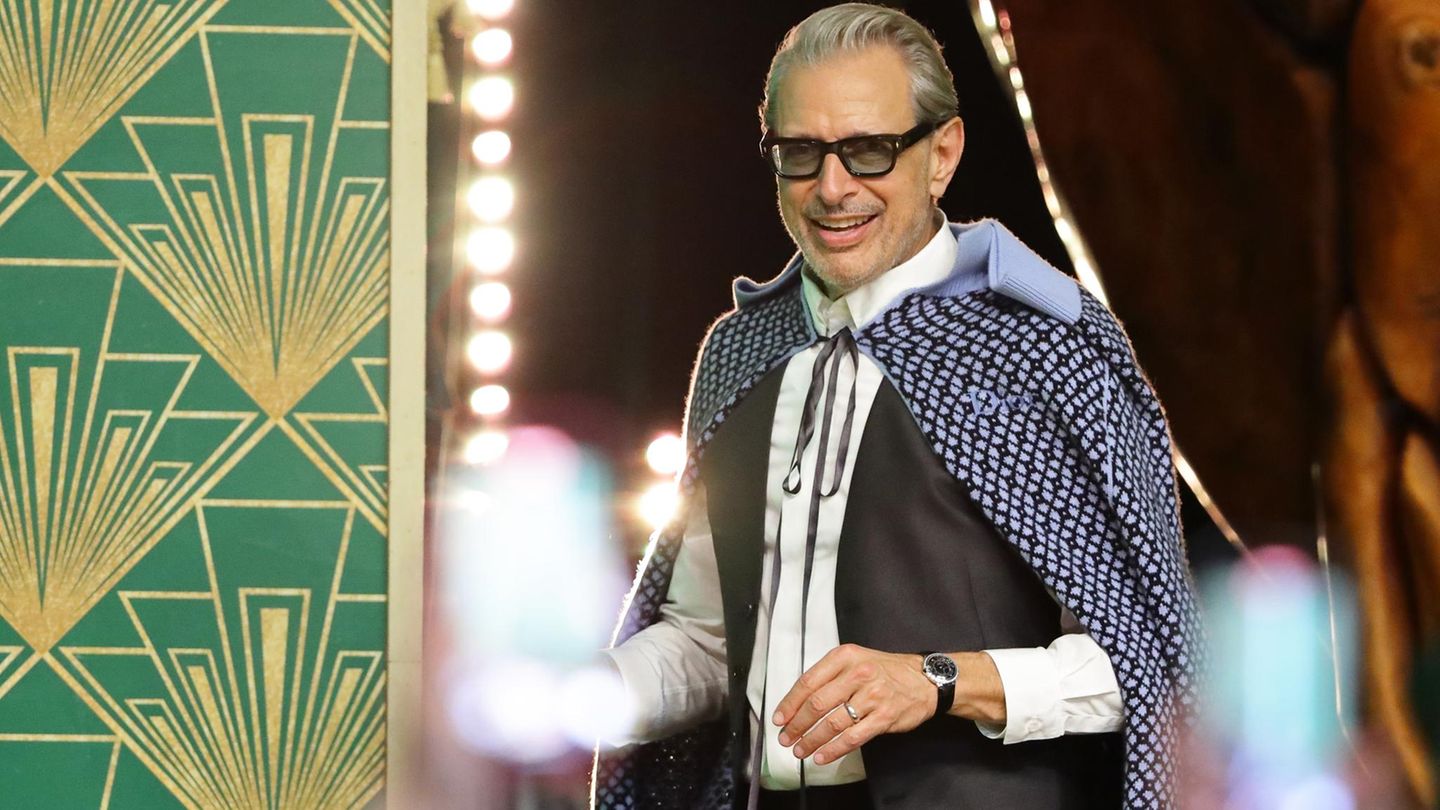 Jeff Goldbum mit bläulichem Umhang und Sonnenbrille