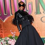 Eben noch Cynthia Erivo, jetzt Puck, die Stubenfliege: Die Schauspielerin mit üppiger Sonnenbrille auf dem roten Teppich in New York. Ihr Kleid von Balenciaga ging dagegen ein bisschen unter
