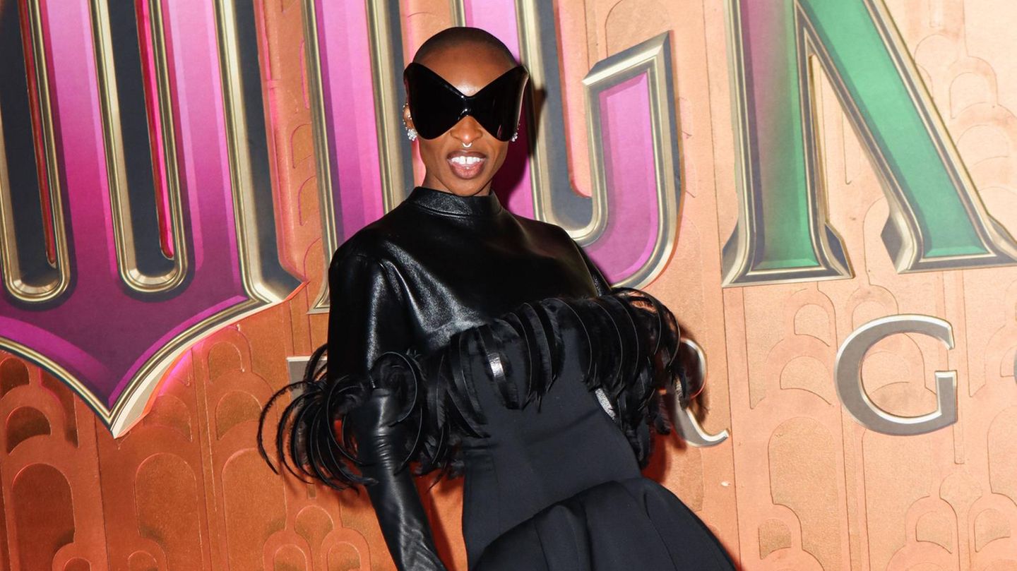 Eben noch Cynthia Erivo, jetzt Puck, die Stubenfliege: Die Schauspielerin mit üppiger Sonnenbrille auf dem roten Teppich in New York. Ihr Kleid von Balenciaga ging dagegen ein bisschen unter