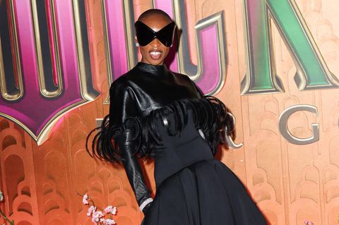 Eben noch Cynthia Erivo, jetzt Puck, die Stubenfliege: Die Schauspielerin mit üppiger Sonnenbrille auf dem roten Teppich in New York. Ihr Kleid von Balenciaga ging dagegen ein bisschen unter