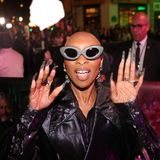 Cynthia Erivo in schwarz mit großer silberner Brille