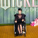Hübsch aufgeblasene Puffärmel: Marissa Bode, die seit einem Unfall in ihrer Kindheit querschnittgelähmt ist und im Rollstuhl sitzt, bei der Premiere in London. Im Film spielt sie Nessarose, die Schwester von Elphaba