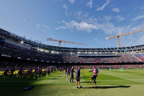 Das Gastspiel von Eintracht Frankfurt beim FC Barcelona findet im renovierten Camp Nou statt. (Archivfoto) Foto: Joan Monfort/AP