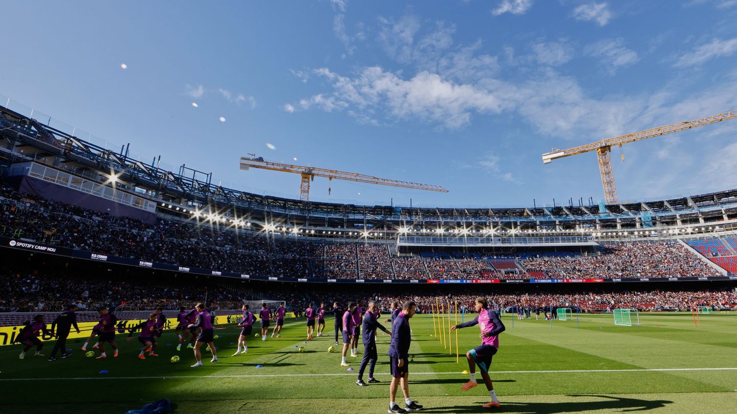 Das Gastspiel von Eintracht Frankfurt beim FC Barcelona findet im renovierten Camp Nou statt. (Archivfoto) Foto: Joan Monfort/AP