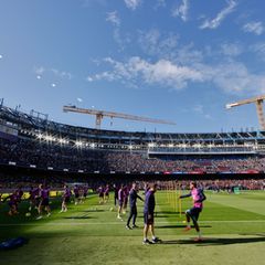 Das Gastspiel von Eintracht Frankfurt beim FC Barcelona findet im renovierten Camp Nou statt. (Archivfoto) Foto: Joan Monfort/AP