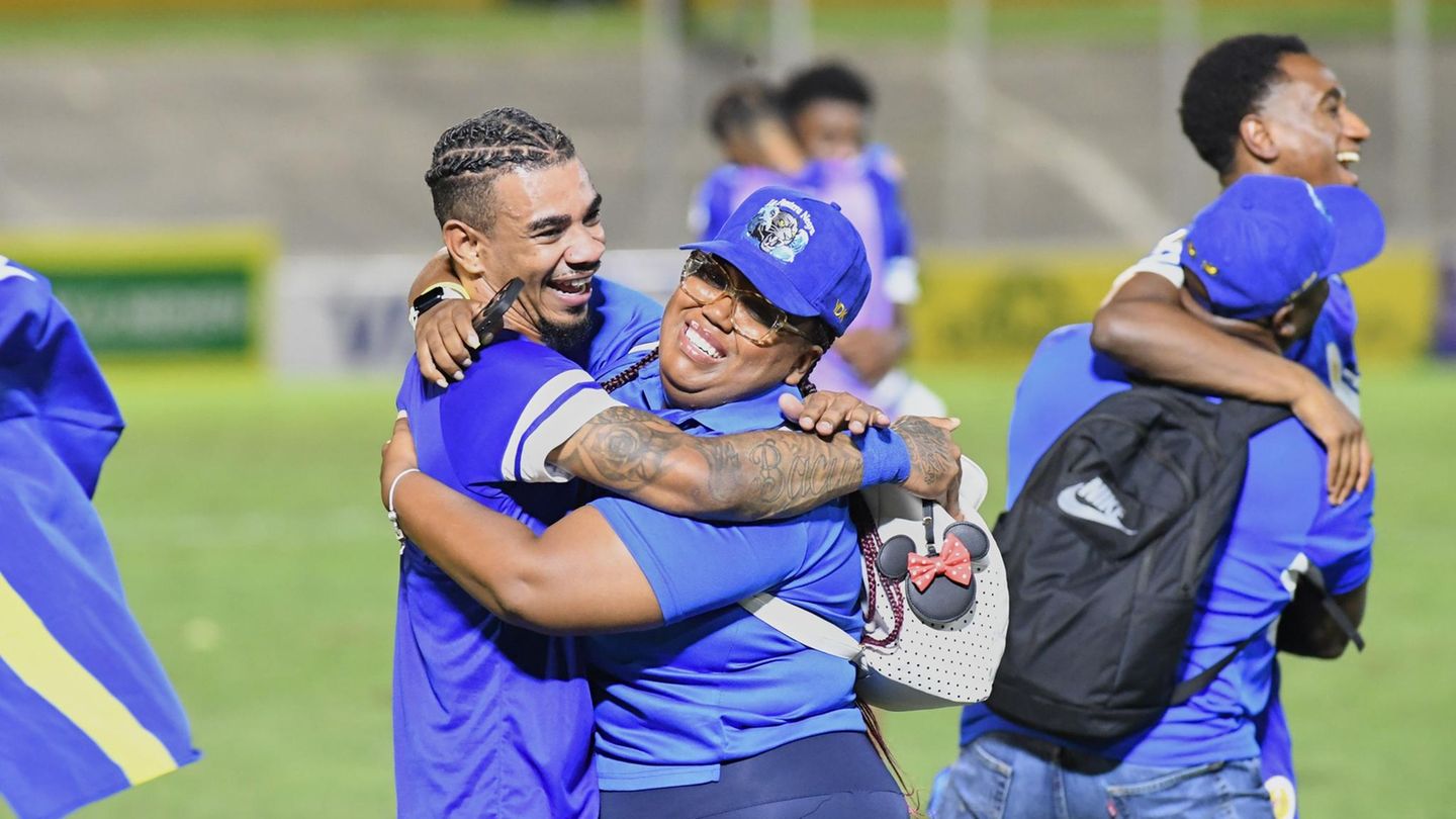 Spieler und Fans von Curaçao feierten nach der historischen WM-Qualifikation gemeinsam auf dem Platz