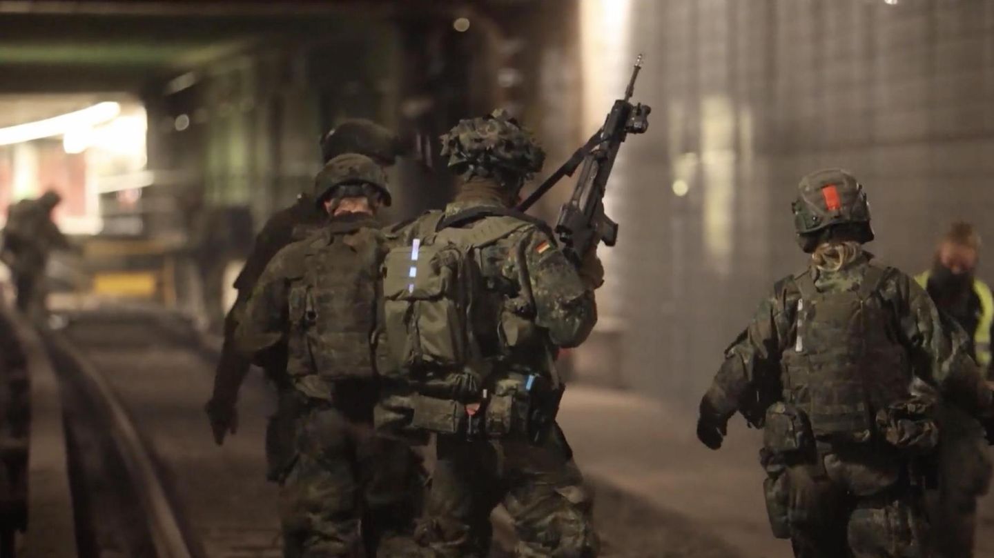 Bundeswehr-Übung: Soldaten liefern filmreife Szenen in Berliner U-Bahn