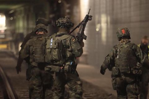 Soldaten in Berliner U-Bahn liefern filmreife Szenen