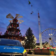 Zusammen mit einem Fahrrad sind zwei Aktivisten auf ein Hochseil am Karlsruher Marktplatz geklettert. Foto: Thomas Riedel/dpa