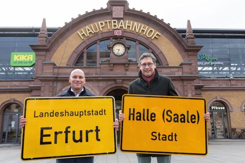 Erfurts Oberbürgermeister Andreas Horn (CDU) und Halles OB Alexander Vogt (parteilos) werben für ihre Städte. Foto: Michael Reic