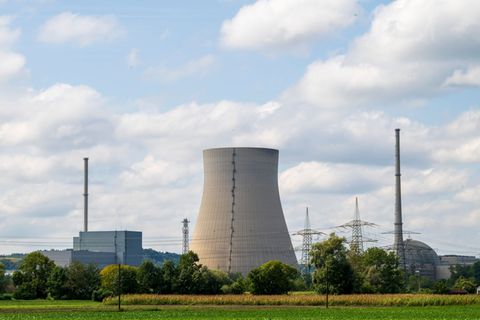 Bei den Rückbauarbeiten am stillgelegten Kernkraftwerk Isar 2 hat es eine Panne gegeben. (Archivbild) Foto: Peter Kneffel/dpa