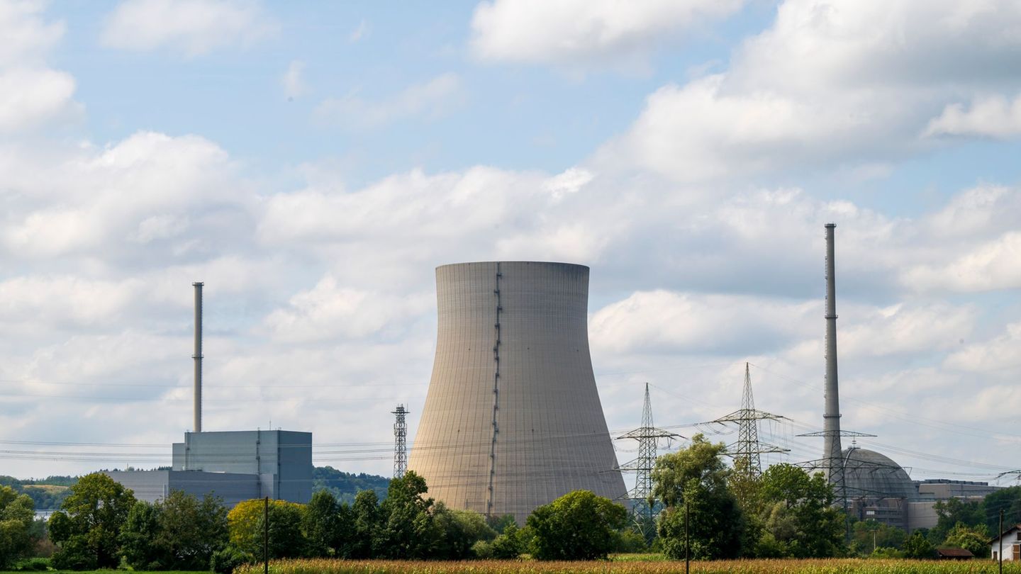 Bei den Rückbauarbeiten am stillgelegten Kernkraftwerk Isar 2 hat es eine Panne gegeben. (Archivbild) Foto: Peter Kneffel/dpa