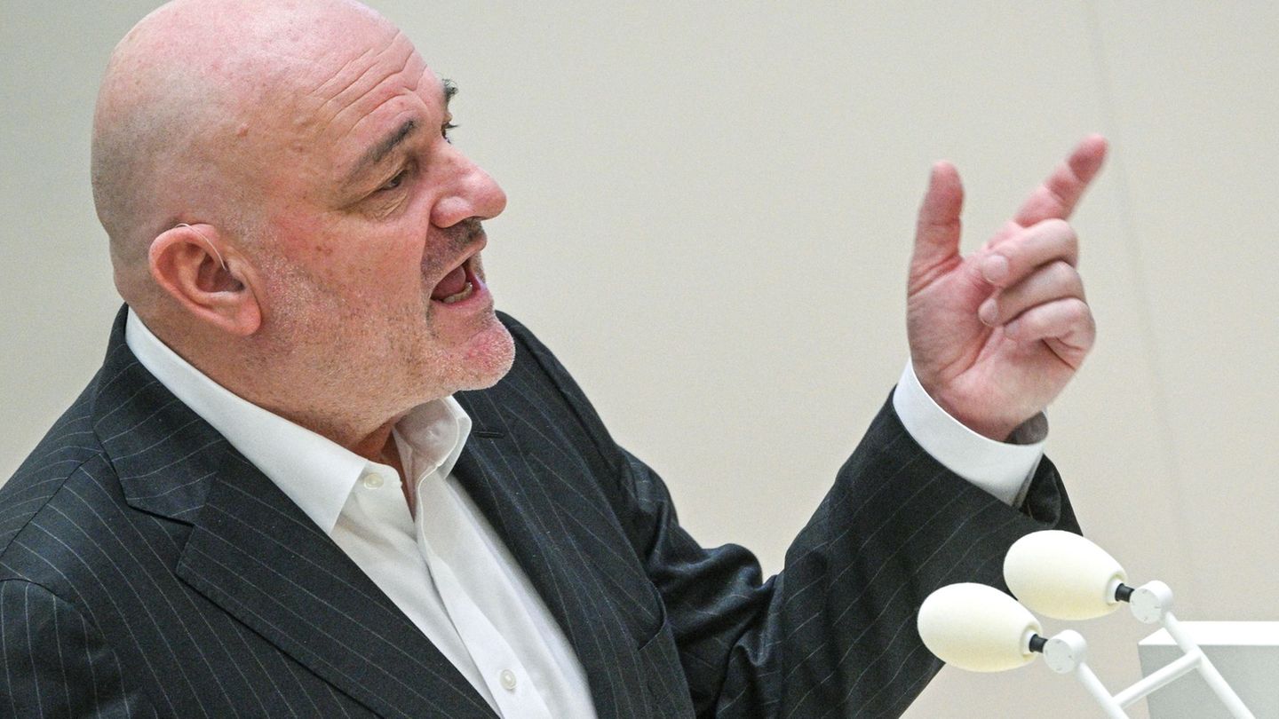 Brandenburgs Finanzminister Robert Crumbach (BSW) wirbt für das Sondervermögen für Infrastruktur. Foto: Jens Kalaene/dpa