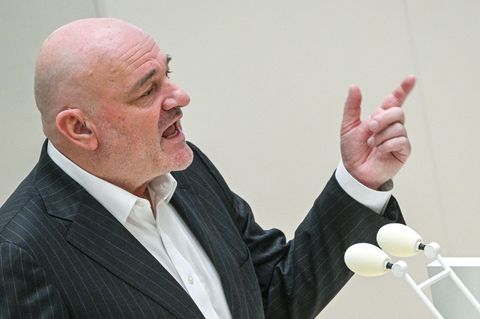 Brandenburgs Finanzminister Robert Crumbach (BSW) wirbt für das Sondervermögen für Infrastruktur. Foto: Jens Kalaene/dpa