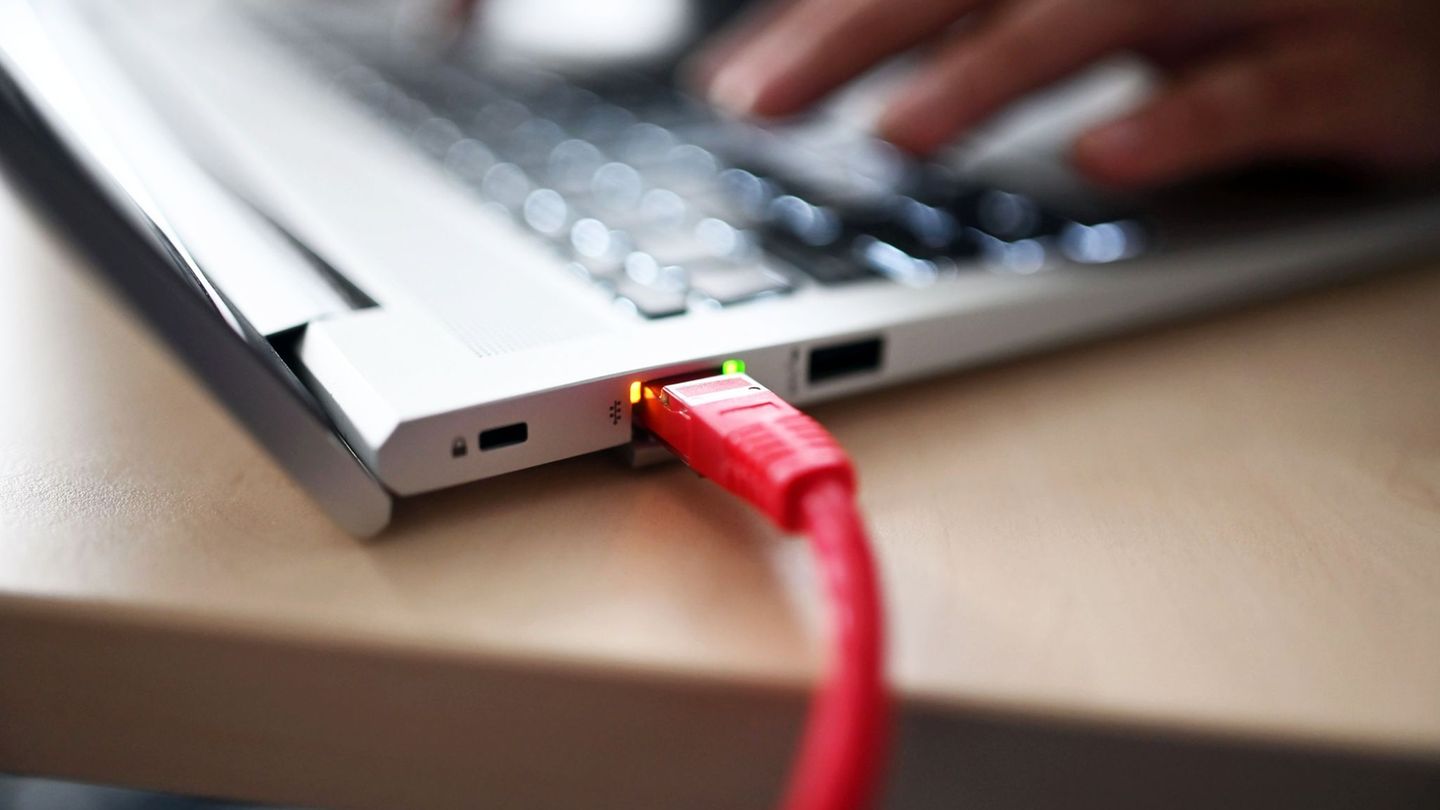 Die Polizei warnt immer wieder vor Betrugsmaschen und unseriösen Finanzplattformen im Internet. (Symbolbild) Foto: Uli Deck/dpa
