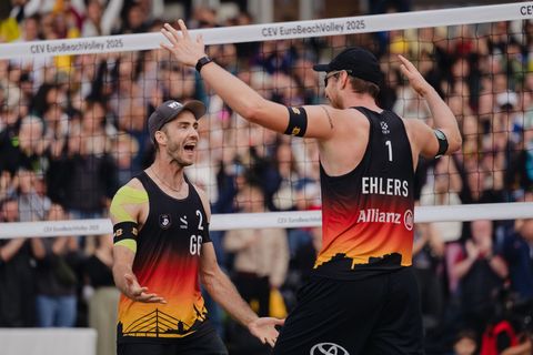 Clemens Wickler (l) und Nils Ehlers stehen im WM-Achtelfinale. Foto: Marius Becker/dpa