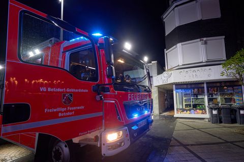 In Betzdorf war die Feuerwehr am Abend mit einem Großaufgebot im Einsatz. Foto: Sascha Ditscher/dpa