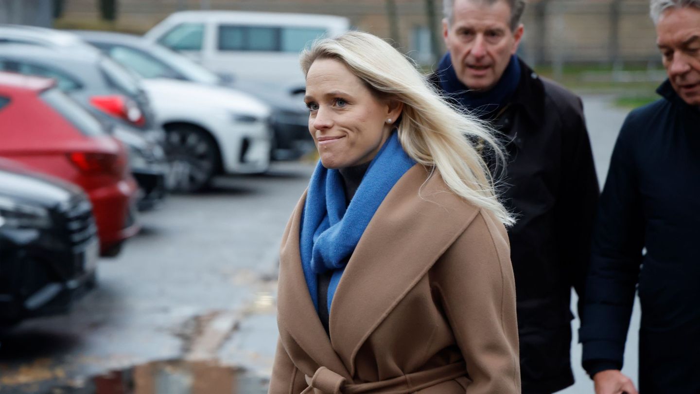 Stephan Hensel (hinten), Ex-Ehemann und Vater der Kinder von C. Block, und seine Frau Astrid Have kommen mit Gerd Uecker (r), Fa