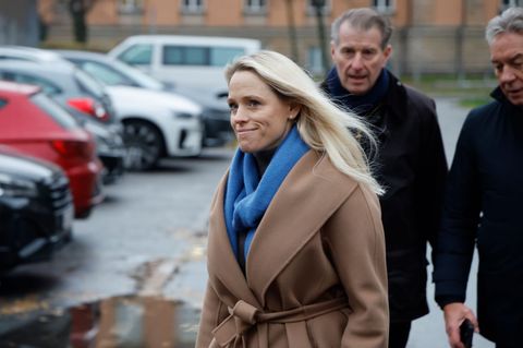 Stephan Hensel (hinten), Ex-Ehemann und Vater der Kinder von C. Block, und seine Frau Astrid Have kommen mit Gerd Uecker (r), Fa