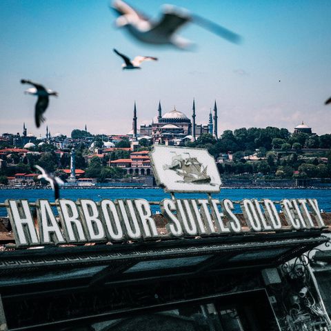 Eine Montage des Istanbuler Hotels "Harbour Suites Old City" vor dem Stadtbild