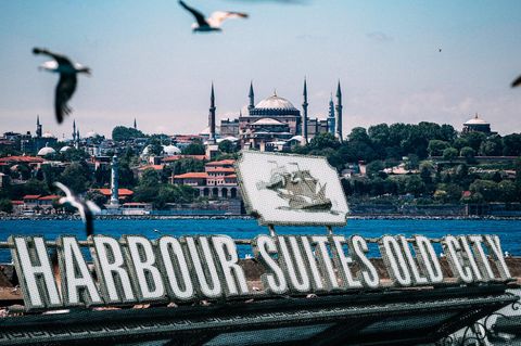 Eine Montage des Istanbuler Hotels "Harbour Suites Old City" vor dem Stadtbild