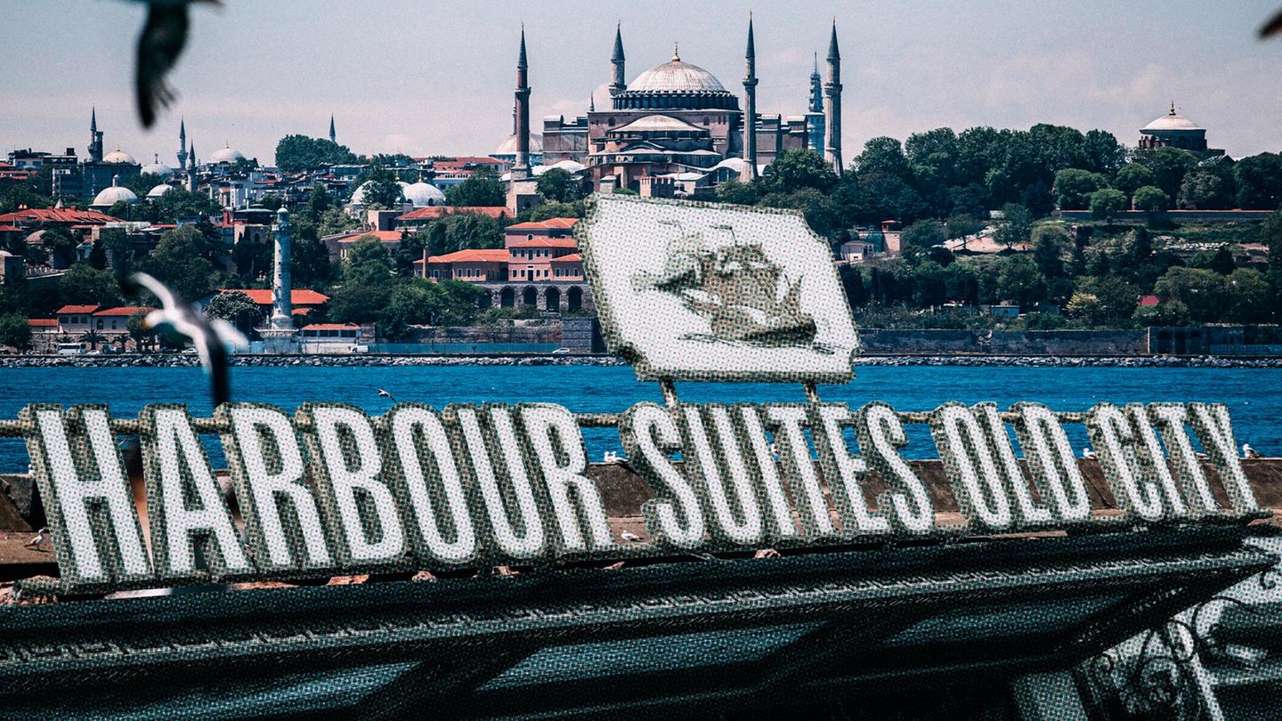 Eine Montage des Istanbuler Hotels "Harbour Suites Old City" vor dem Stadtbild