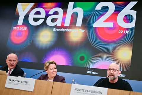 "Yeah 26" soll das Motto der Silvesterfeier am Brandenburger Tor sein. Foto: Sebastian Christoph Gollnow/dpa