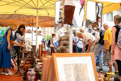 Menschen auf Flohmarkt