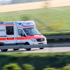 Die Frau starb noch an der Unfallstelle. (Symbolbild) Foto: Jan Woitas/dpa-Zentralbild/dpa