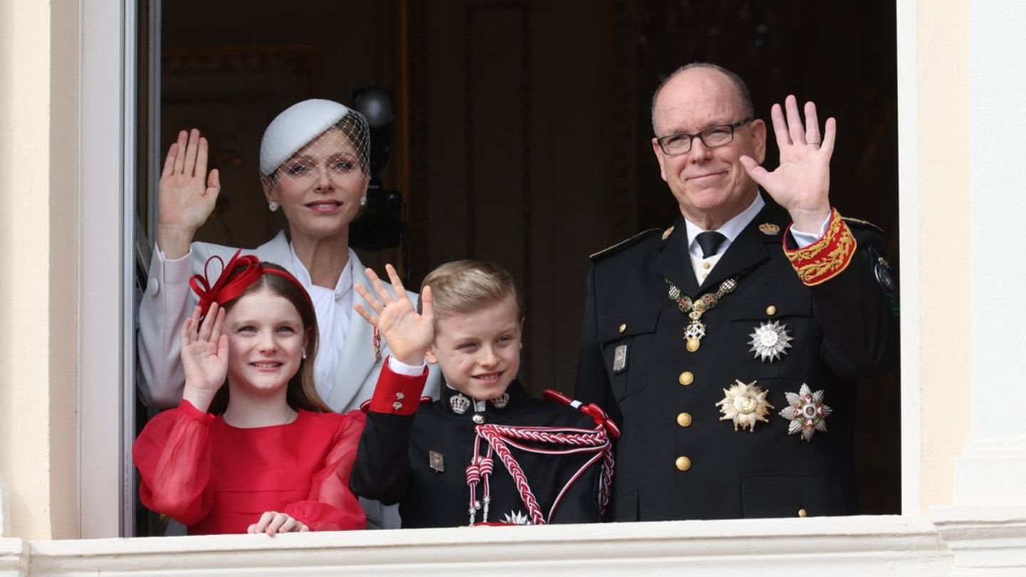 Fürstin Charlène und Fürst Albert mit ihren Zwillingen Prinzessin Gabriella und Erbprinz Jacques beim Nationalfeiertag 2025 in