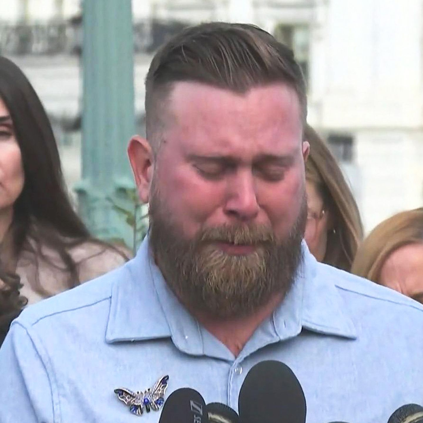 Bruder von Epstein-Opfer Giuffre weint herzzerreißend