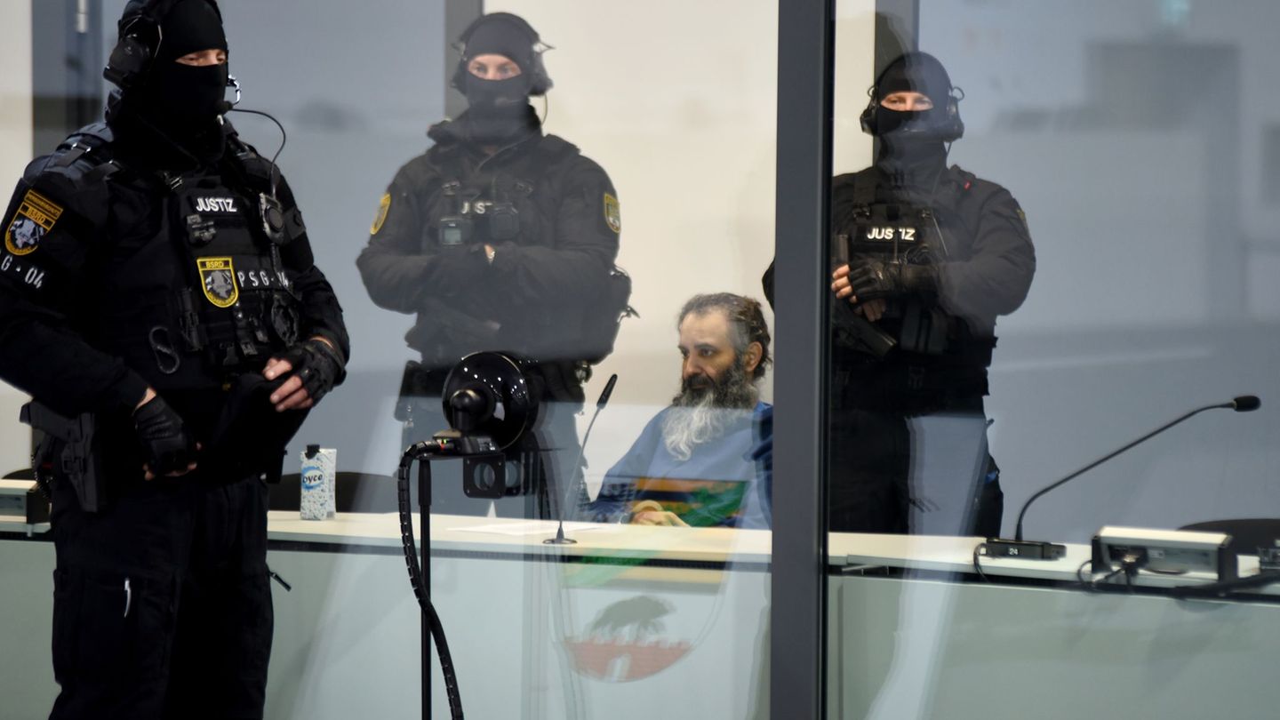 Der Angeklagte Taleb al-Abdulmohsen sitzt in einem kugelsicheren Glaskasten im temporären Gerichtsgebäude des Landgerichtes Magd