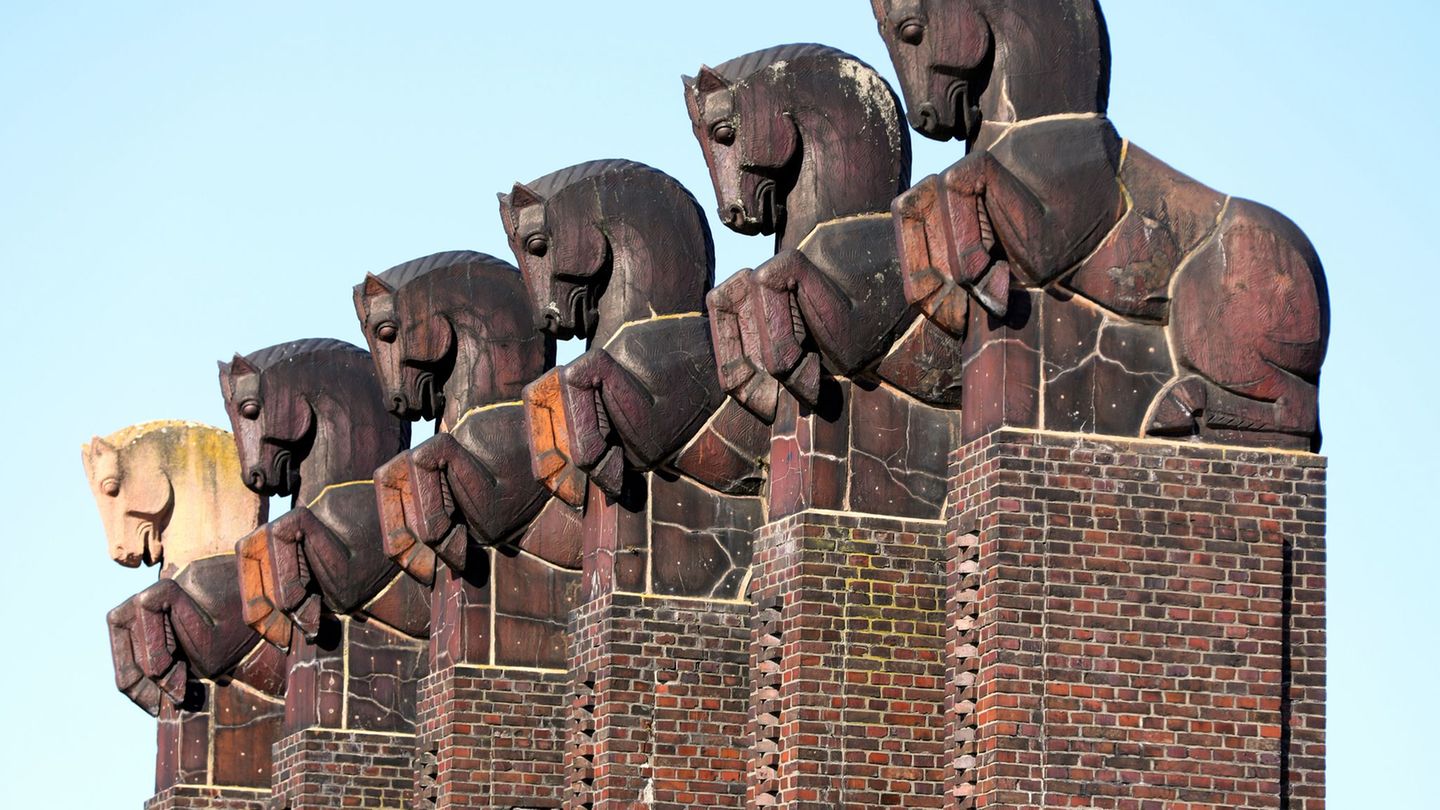 Die notwendige Restaurierung des Magdeburger Pferdetors kommt dank Spender voran. (Archivbild) Foto: Peter Gercke/dpa-Zentralbil