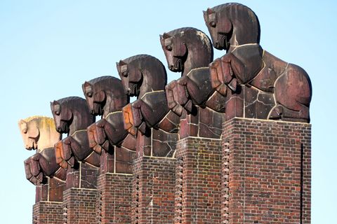Die notwendige Restaurierung des Magdeburger Pferdetors kommt dank Spender voran. (Archivbild) Foto: Peter Gercke/dpa-Zentralbil