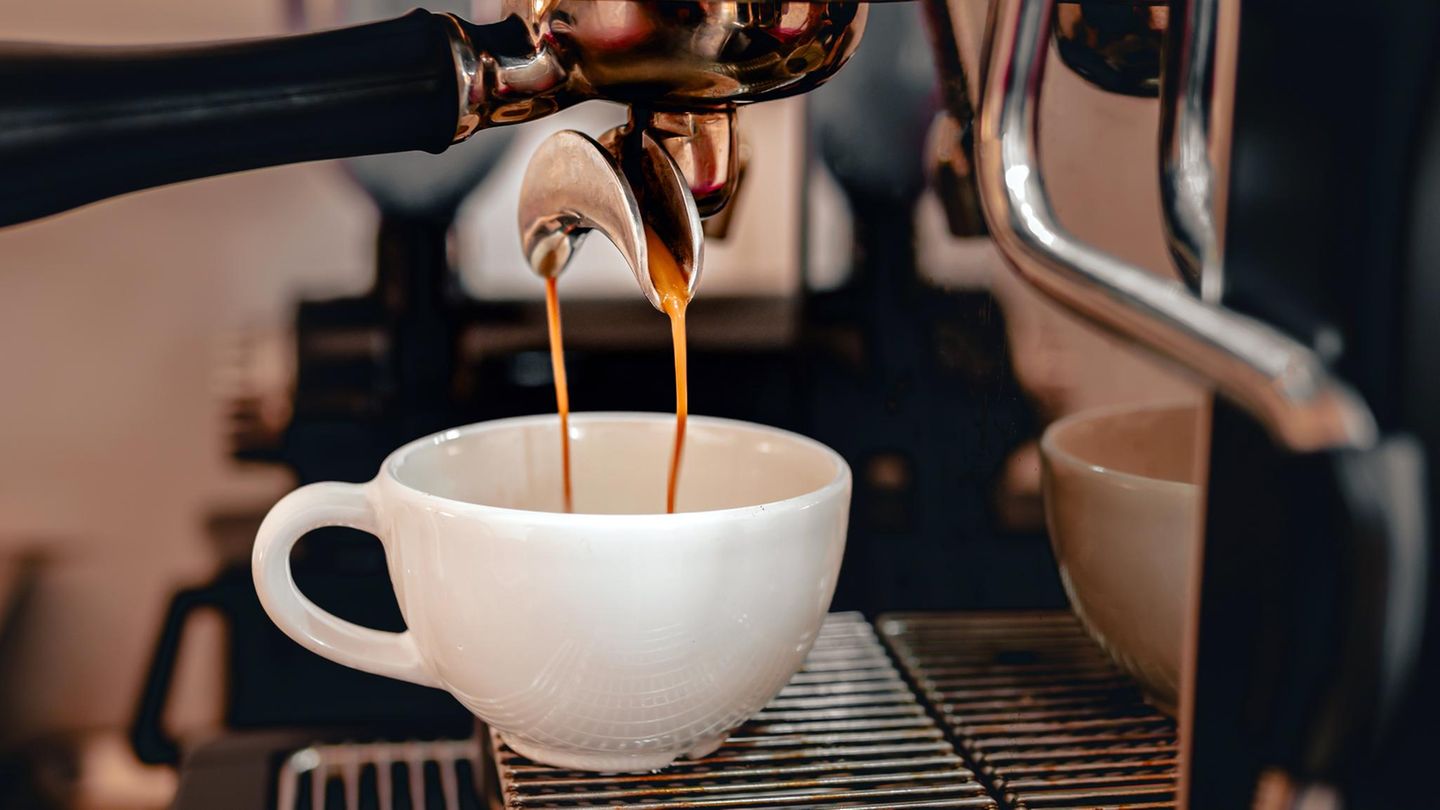 Siebträgermaschine Test: Espresso läuft aus dem Siebträger in die Tasse