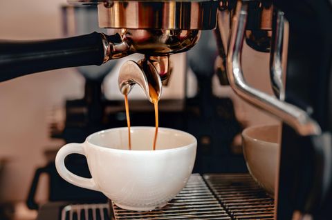 Siebträgermaschine Test: Espresso läuft aus dem Siebträger in die Tasse