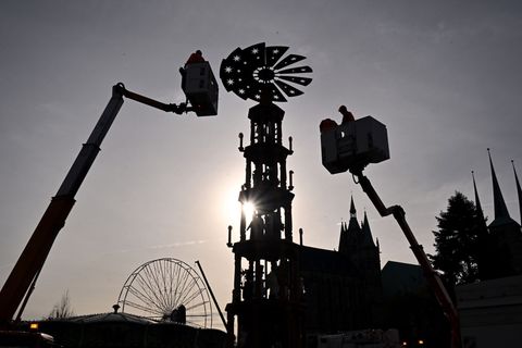 Der Erfurter Weihnachtsmarkt steht in den Startlöchern. (Archivbild) Foto: Martin Schutt/dpa