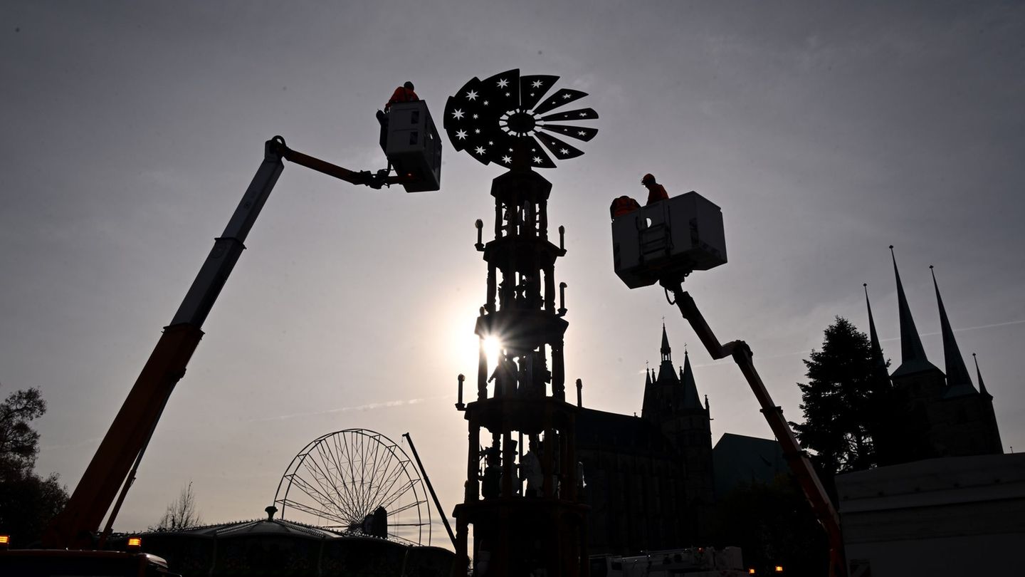 Der Erfurter Weihnachtsmarkt steht in den Startlöchern. (Archivbild) Foto: Martin Schutt/dpa