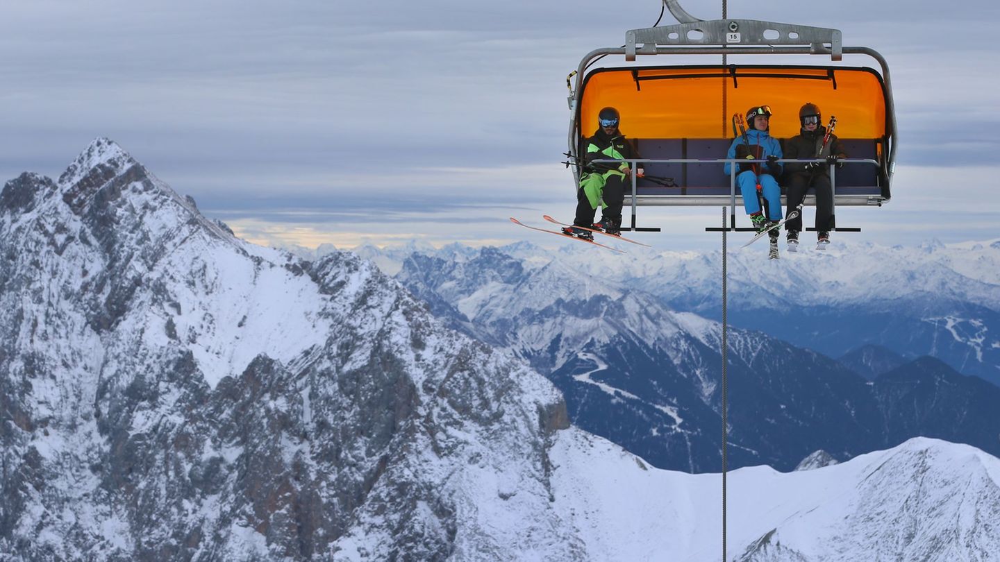 Bald startet der Skibetrieb auch an der Zugspitze. (Archivfoto) Foto: Karl-Josef Hildenbrand/dpa