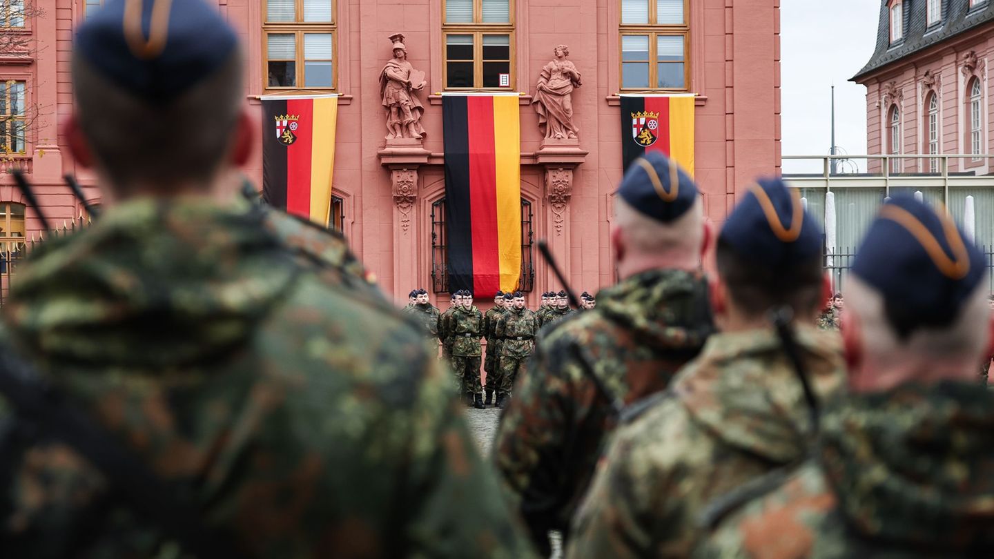 Im Blick hatten die Rekruten bei dem Gelöbnis das historische Mainzer Deutschhaus, den Sitz des Landtags Rheinland-Pfalz. Foto: