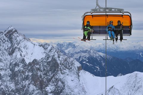 Bald startet der Skibetrieb auch an der Zugspitze. (Archivfoto) Foto: Karl-Josef Hildenbrand/dpa