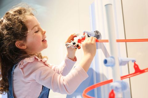 Trotz gedämpfter Kauflaune blickt die Spielwarenbranche optimistisch aufs Weihnachtsgeschäft. Foto: Daniel Löb/dpa