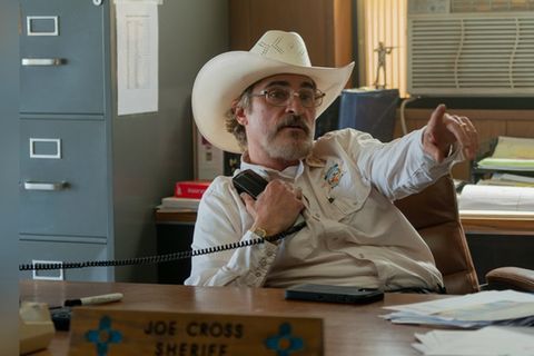 Hält nicht viel von Maskenpflicht: Joaquin Phoenix als Kleinstadt-Sheriff in "Eddington".