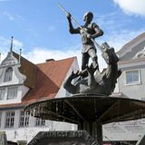 Fabelwesen Drachentöter St. Michael auf Brunnen