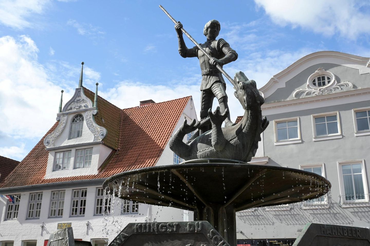 Fabelwesen Drachentöter St. Michael auf Brunnen