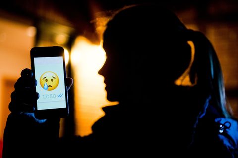 Wenn Beleidigungen per Smartphone kommen: Ein neuer Erlass soll Schulen stärken. (Symbolbild) Foto: Julian Stratenschulte/dpa