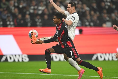 Ansgar Knauff (vorn) hofft auf ein Weiterkommen der Eintracht in der Champions League. (Archivfoto) Foto: Arne Dedert/dpa